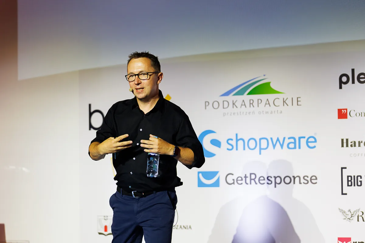 Paweł Sala podczas prelekcji — konferencja
