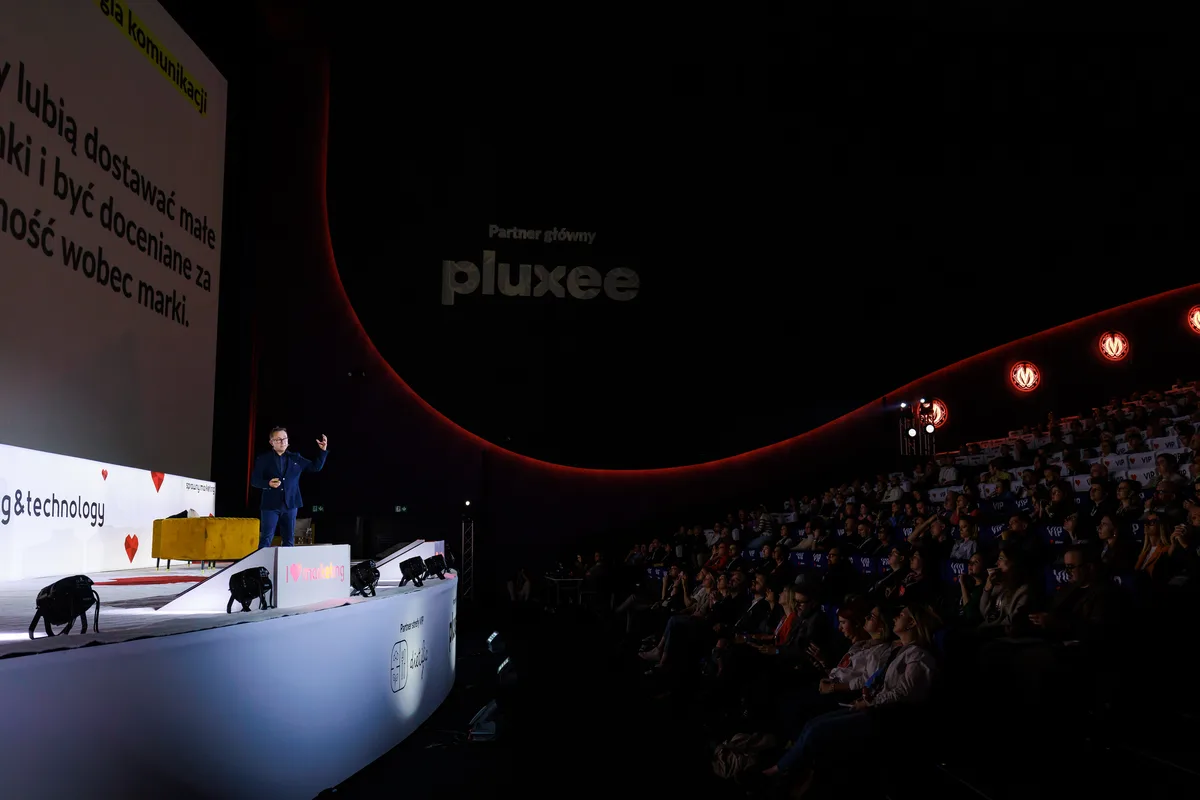 Paweł Sala przemawia na konferencji I Love Marketing przed wypełnioną salą