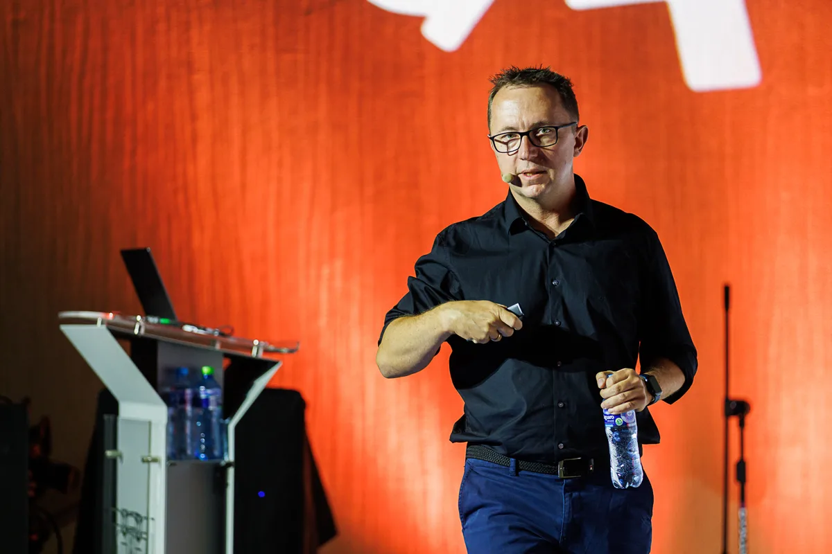 Paweł Sala przemawia na scenie konferencji I Love Marketing przed wypełnioną salą